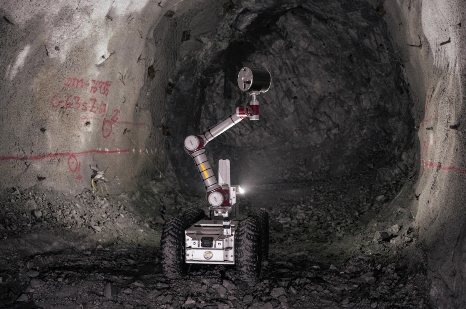 Robot Arkytas MU-2.1 operando por telecomando en el frente de la mina Esmeralda