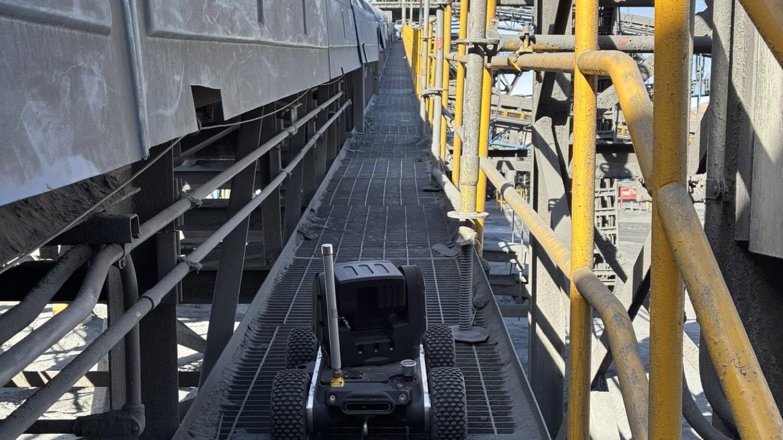 Robot inspeccionando el pasillo de una correa transportadora en faena