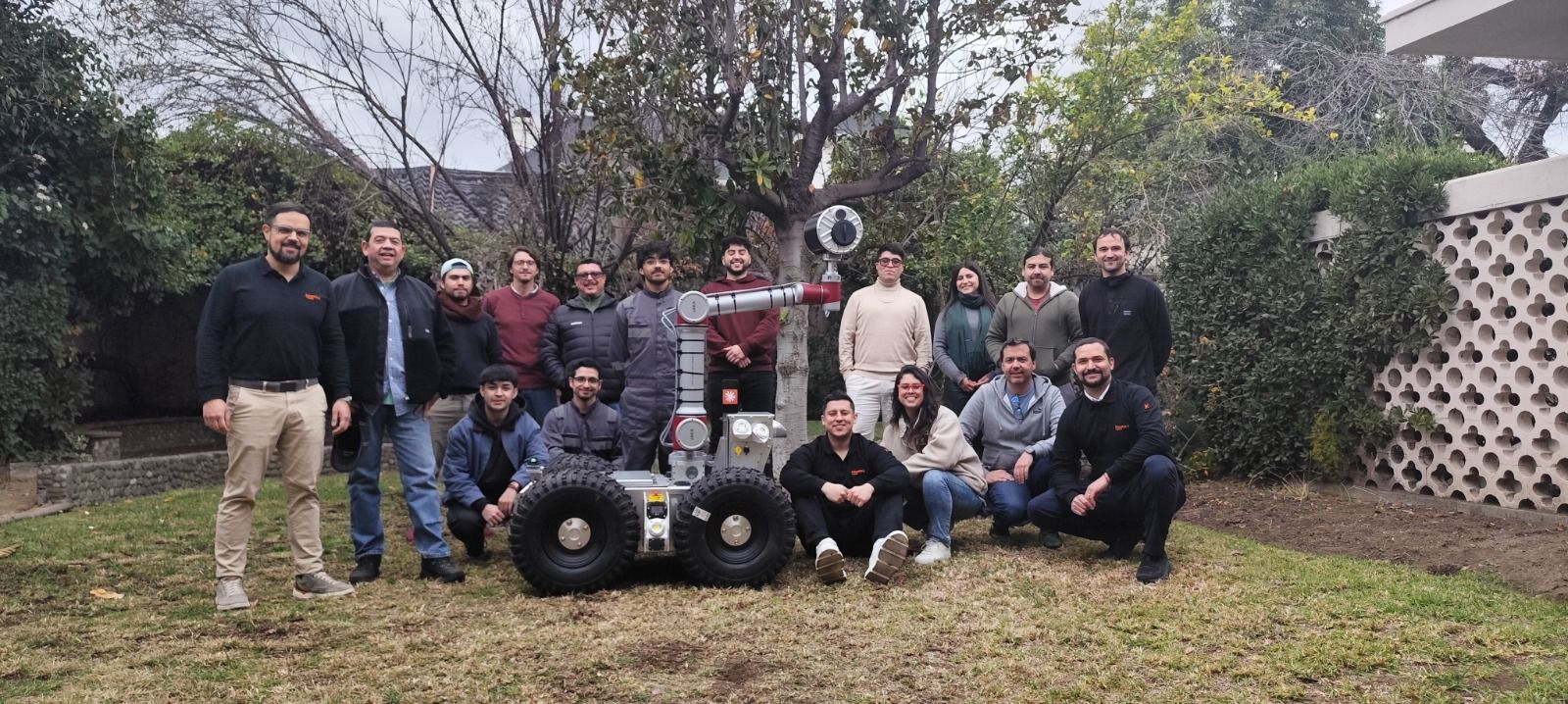El equipo completo de Kinamics junto al robot, 2026