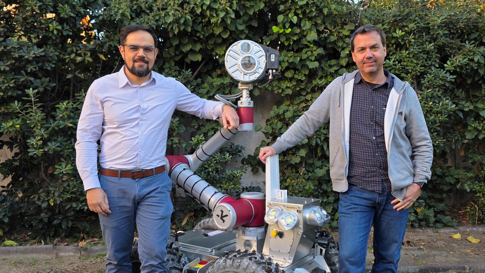 José Manuel Ortiz y Francisco Zapata, fundadores de Kinamics, junto al robot Arkytas