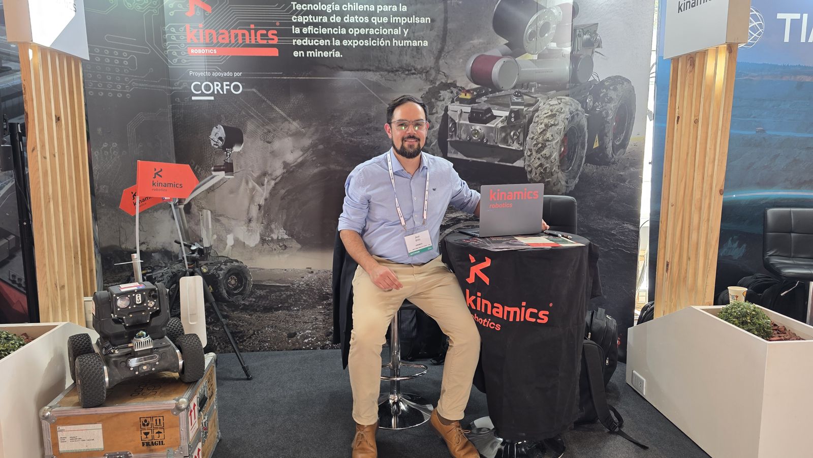 José Manuel Ortiz en el stand de Kinamics, Minexcellence 2025