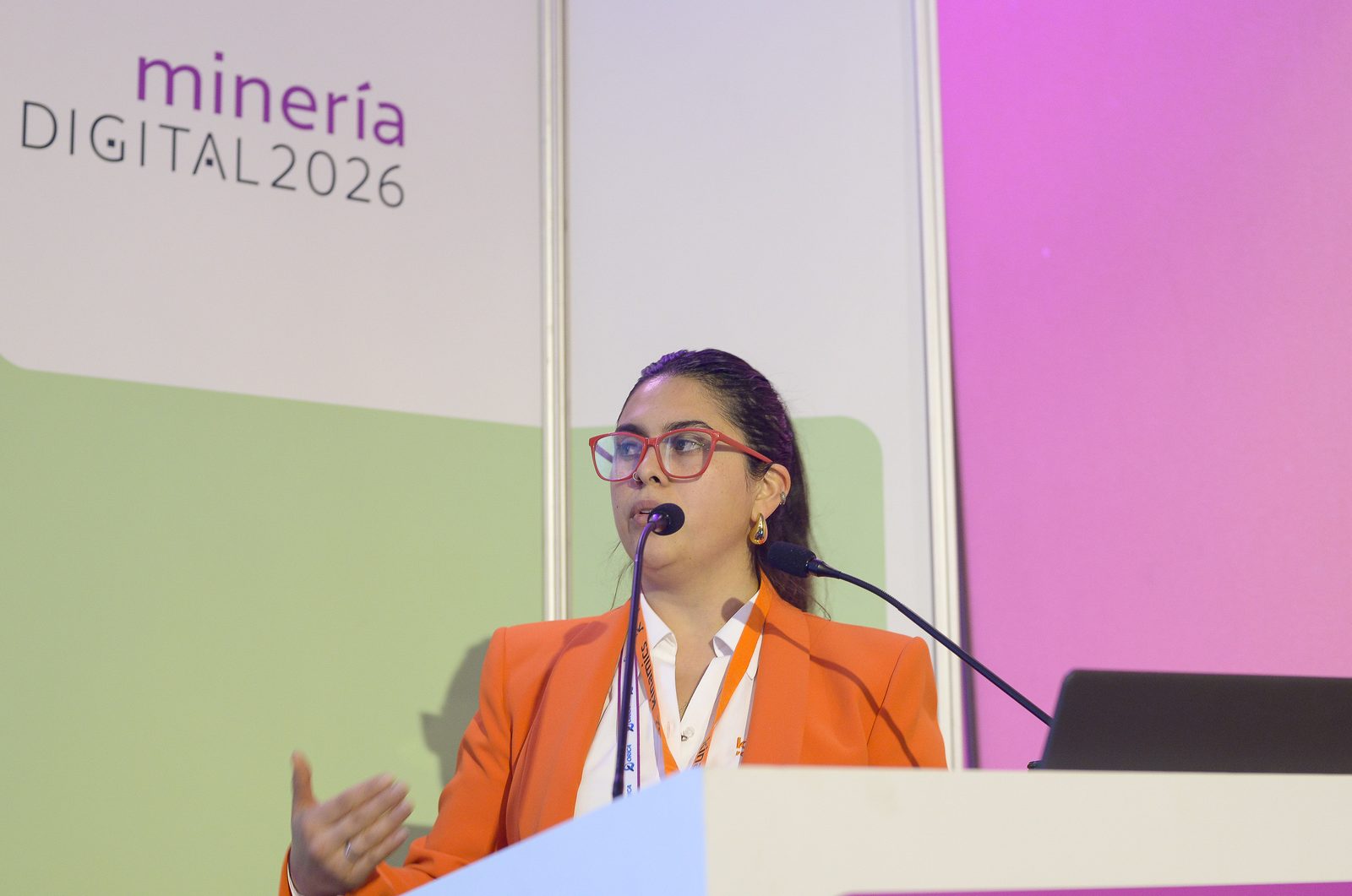 Ignacia España presentando en Minería Digital 2026