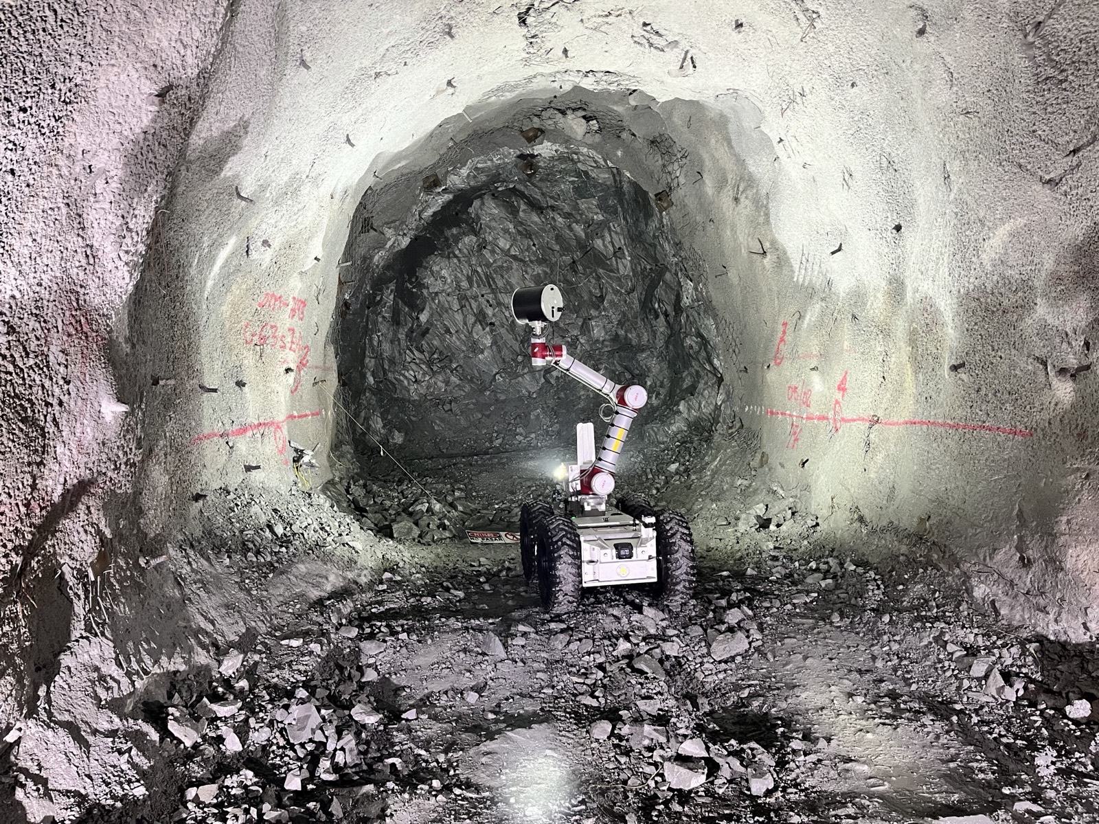Robot Arkytas capturando el frente de un túnel recién tronado