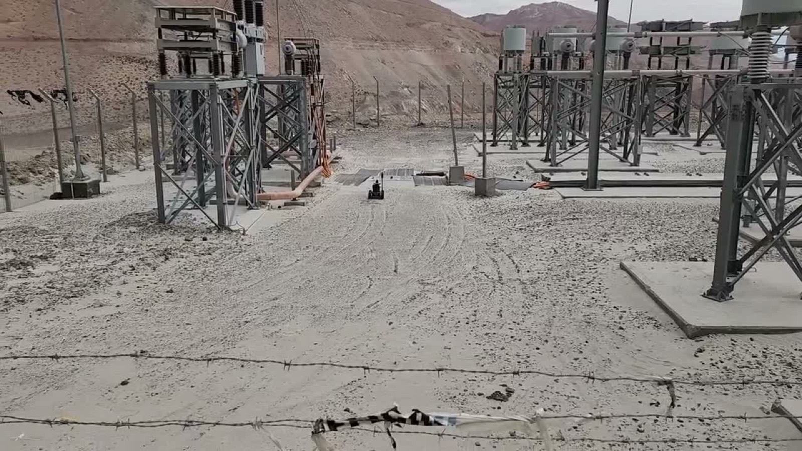 Robot recorriendo una instalación eléctrica en faena minera