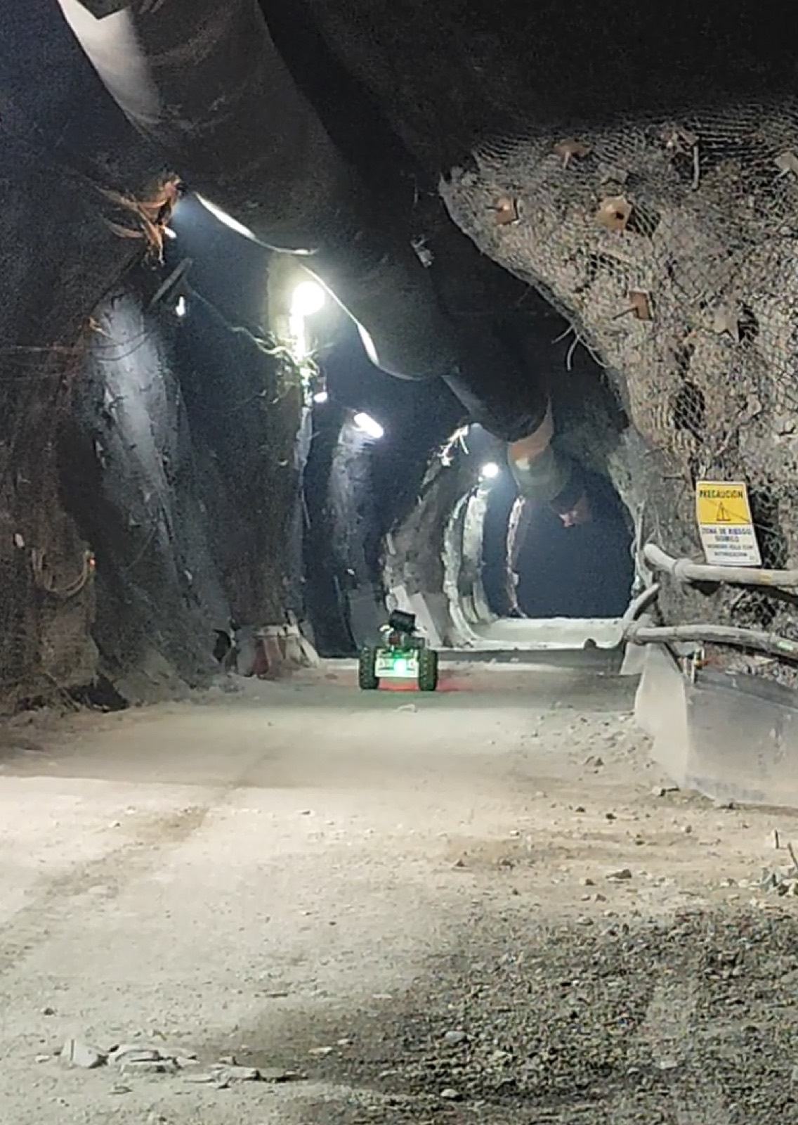 Robot avanzando por un túnel en desarrollo en minería subterránea