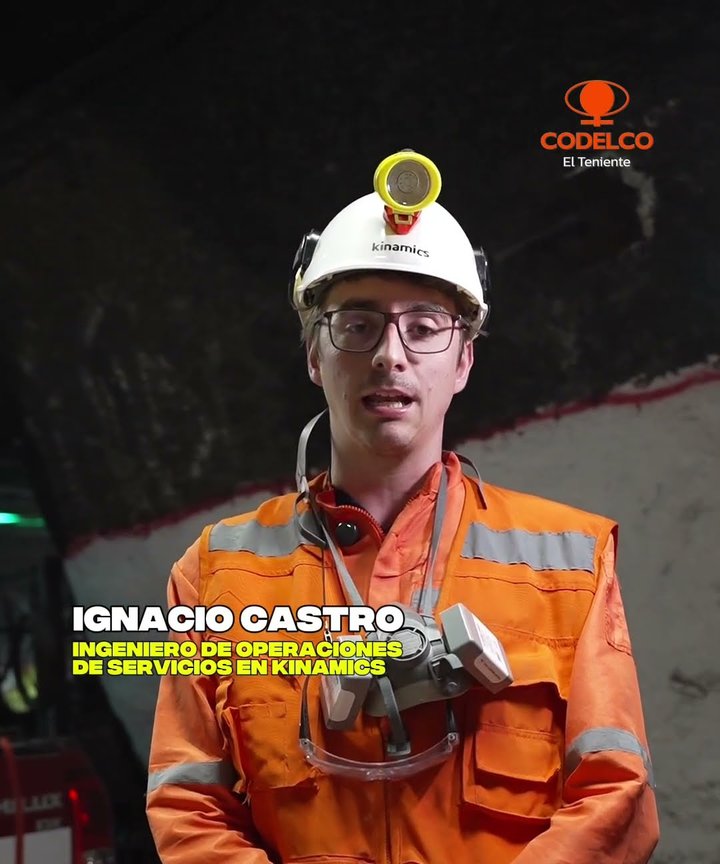 Fotograma del video de Codelco División El Teniente: un ingeniero de Kinamics junto al robot en la mina Esmeralda